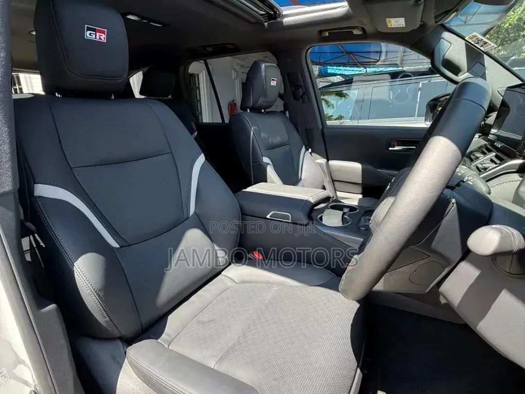 Toyota Land Cruiser LC300 2025