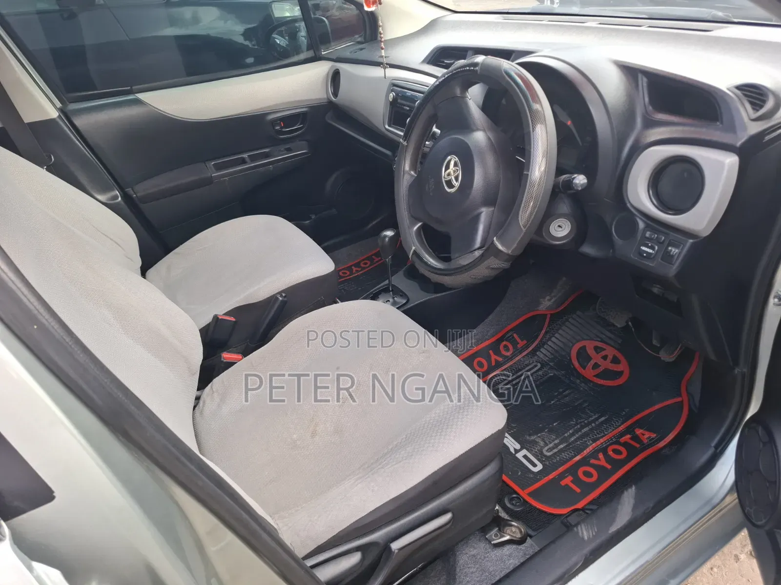 Toyota Vitz 2011 Silver