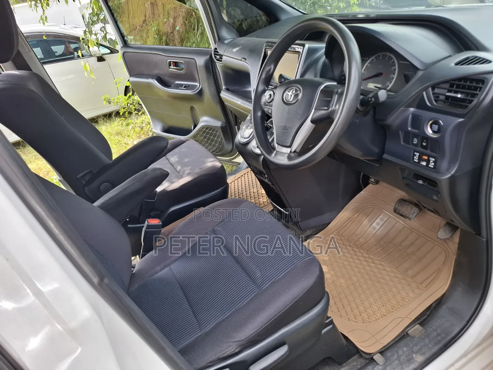 Toyota Voxy SV Premium 2014 White