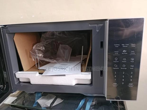 Black Hisense Microwave 30 Litres
