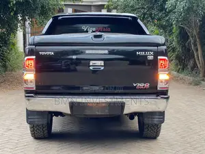 Toyota Hilux Revo Double Cab Deisel 2.4 AWD 2016 Black