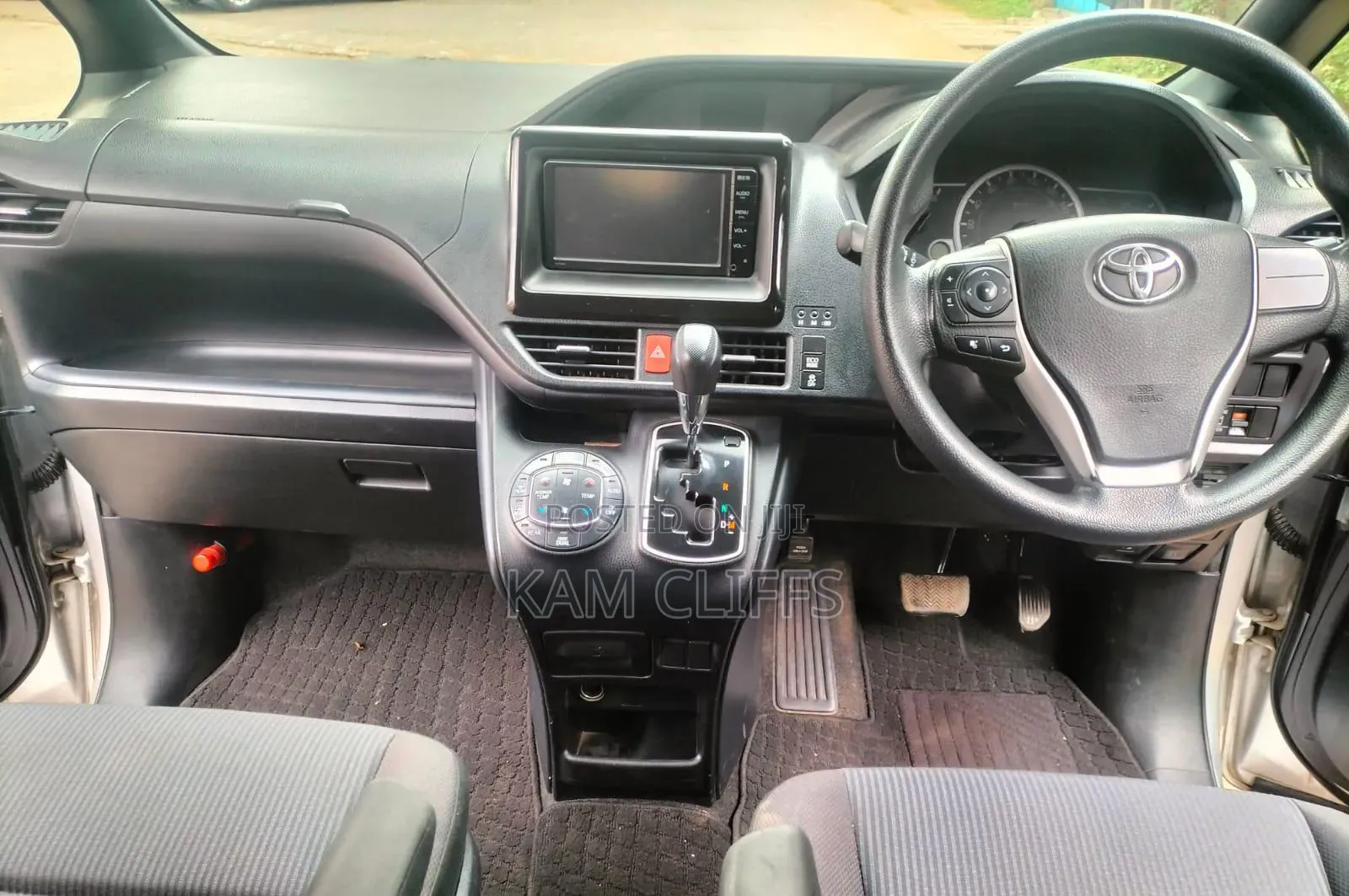 Toyota Voxy 2016 Silver