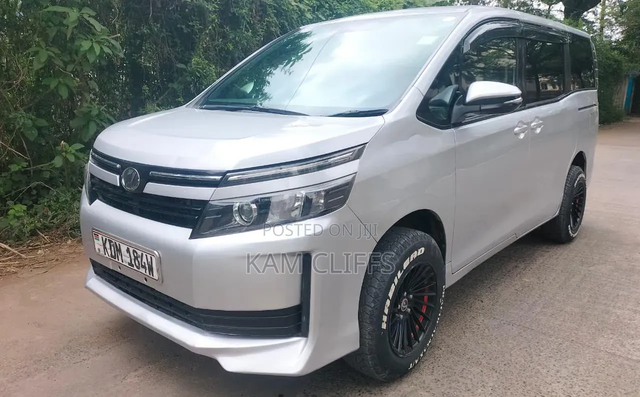 Toyota Voxy 2016 Silver