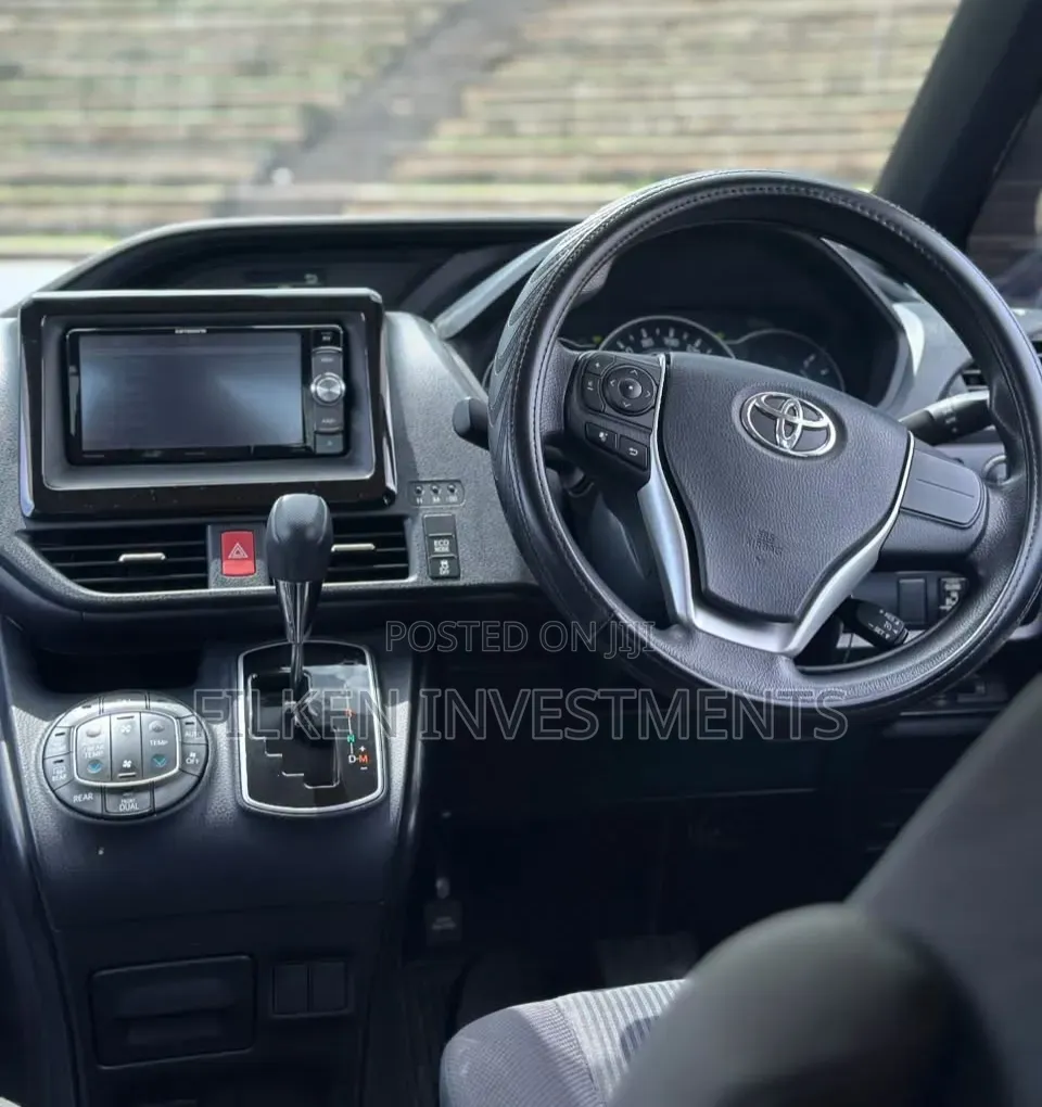 Toyota Voxy 2020 Silver
