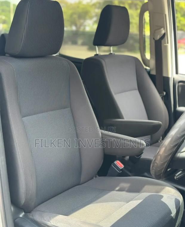 Toyota Voxy 2020 Silver - thumbnail 11