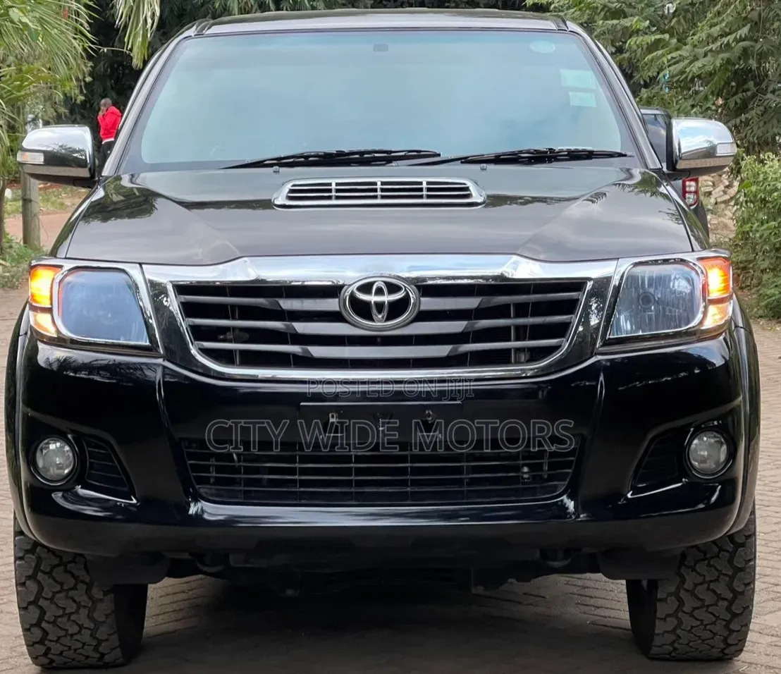 Toyota Hilux 2016 Black