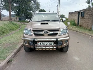 Toyota Hilux 2004 Gold