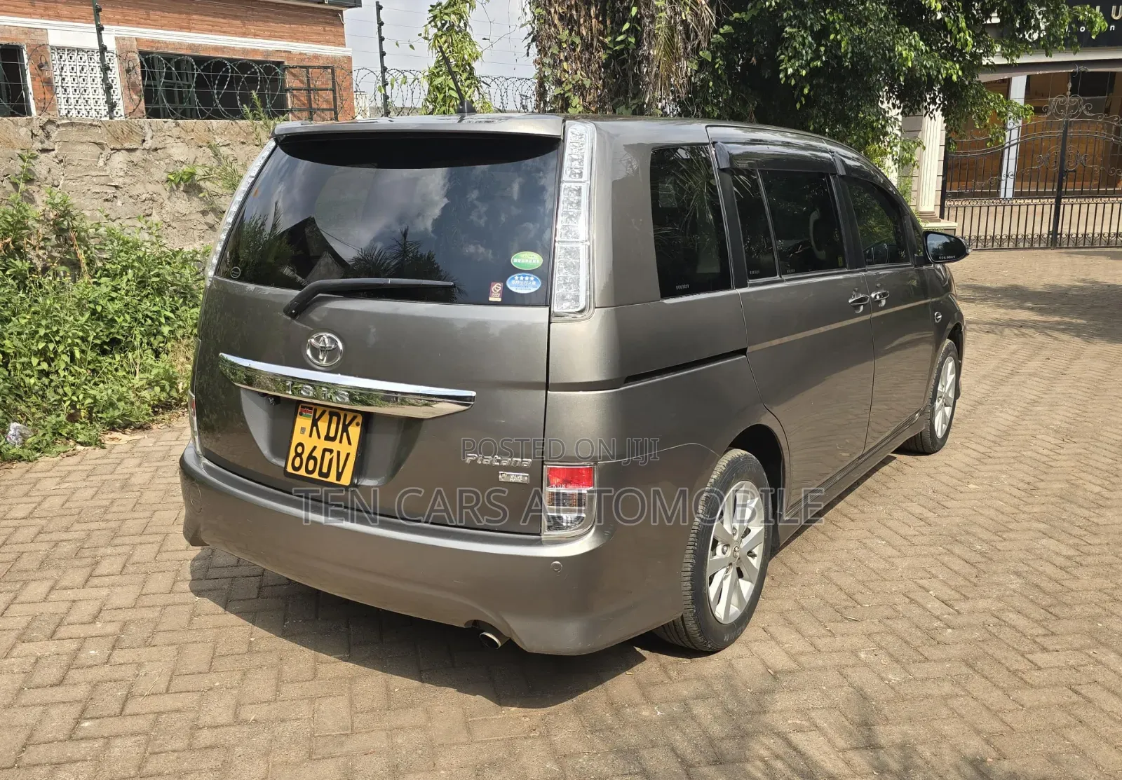 Toyota ISIS 2015 Gray