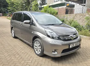 Toyota ISIS 2015 Gray