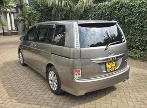 Toyota ISIS 2015 Gray