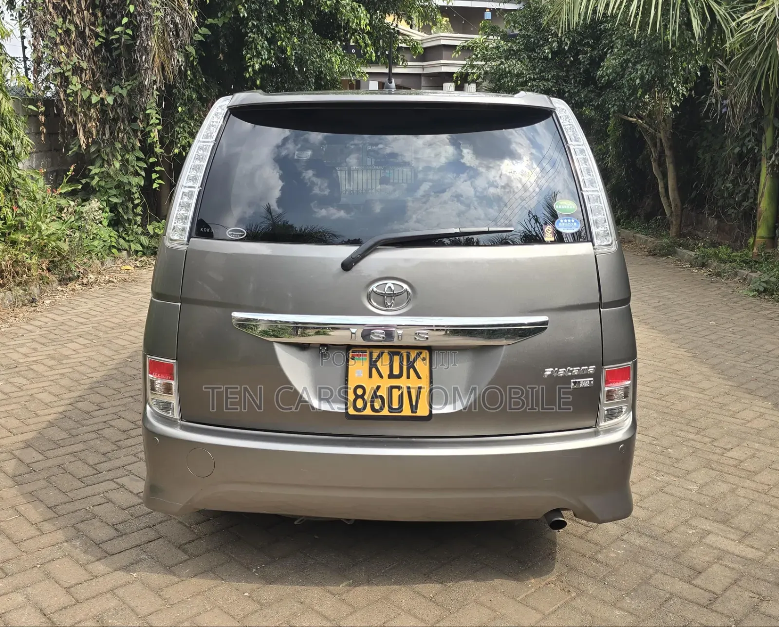Toyota ISIS 2015 Gray