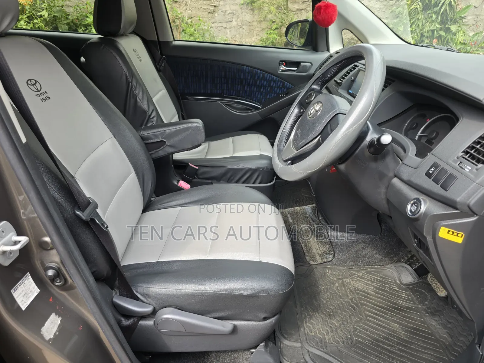 Toyota ISIS 2015 Gray