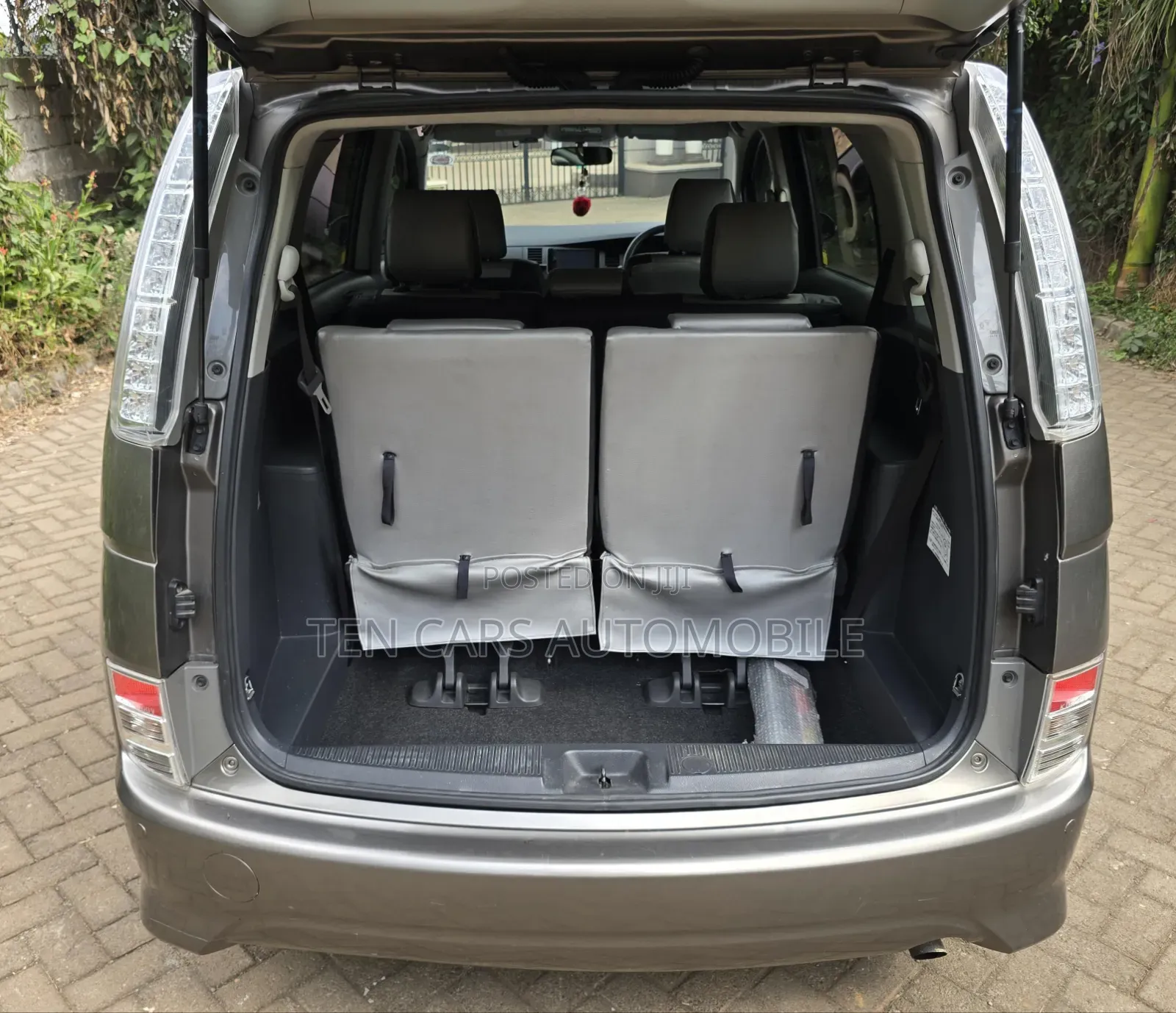 Toyota ISIS 2015 Gray