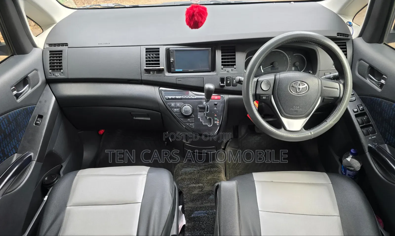 Toyota ISIS 2015 Gray