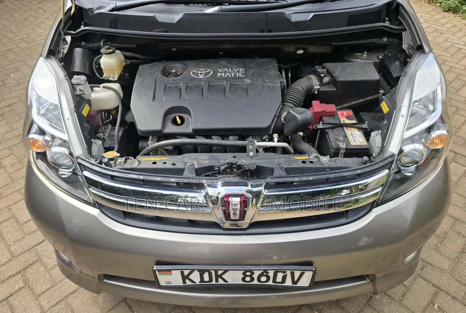 Toyota ISIS 2015 Gray