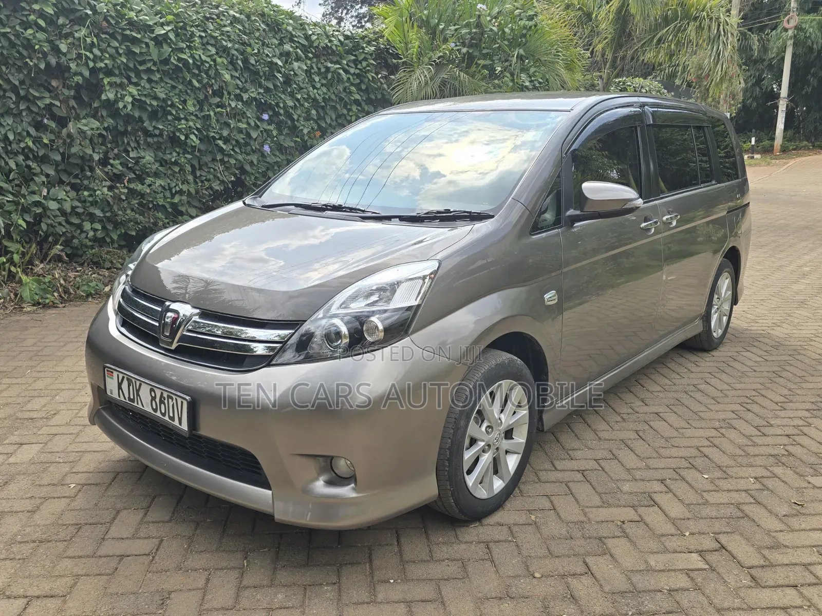 Toyota ISIS 2015 Gray