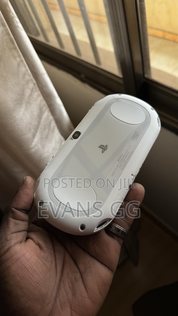 Playstation Vita 2000 (Slim) - thumbnail 9
