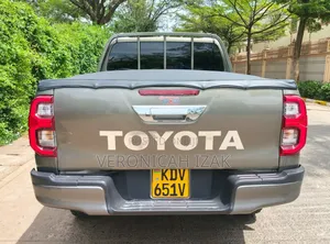 Toyota Hilux 2023 Brown