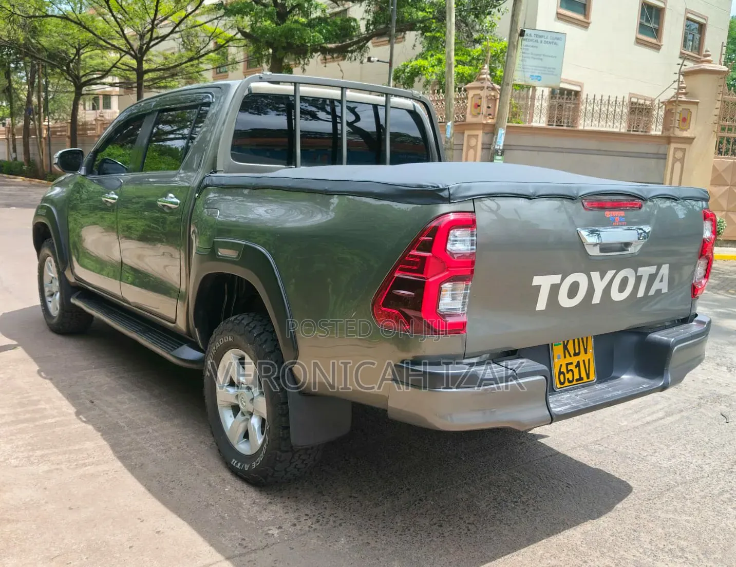 Toyota Hilux 2023 Brown