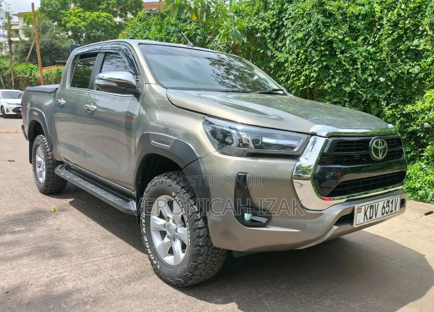 Toyota Hilux 2023 Brown