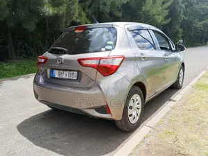 Toyota Vitz 2017 Silver