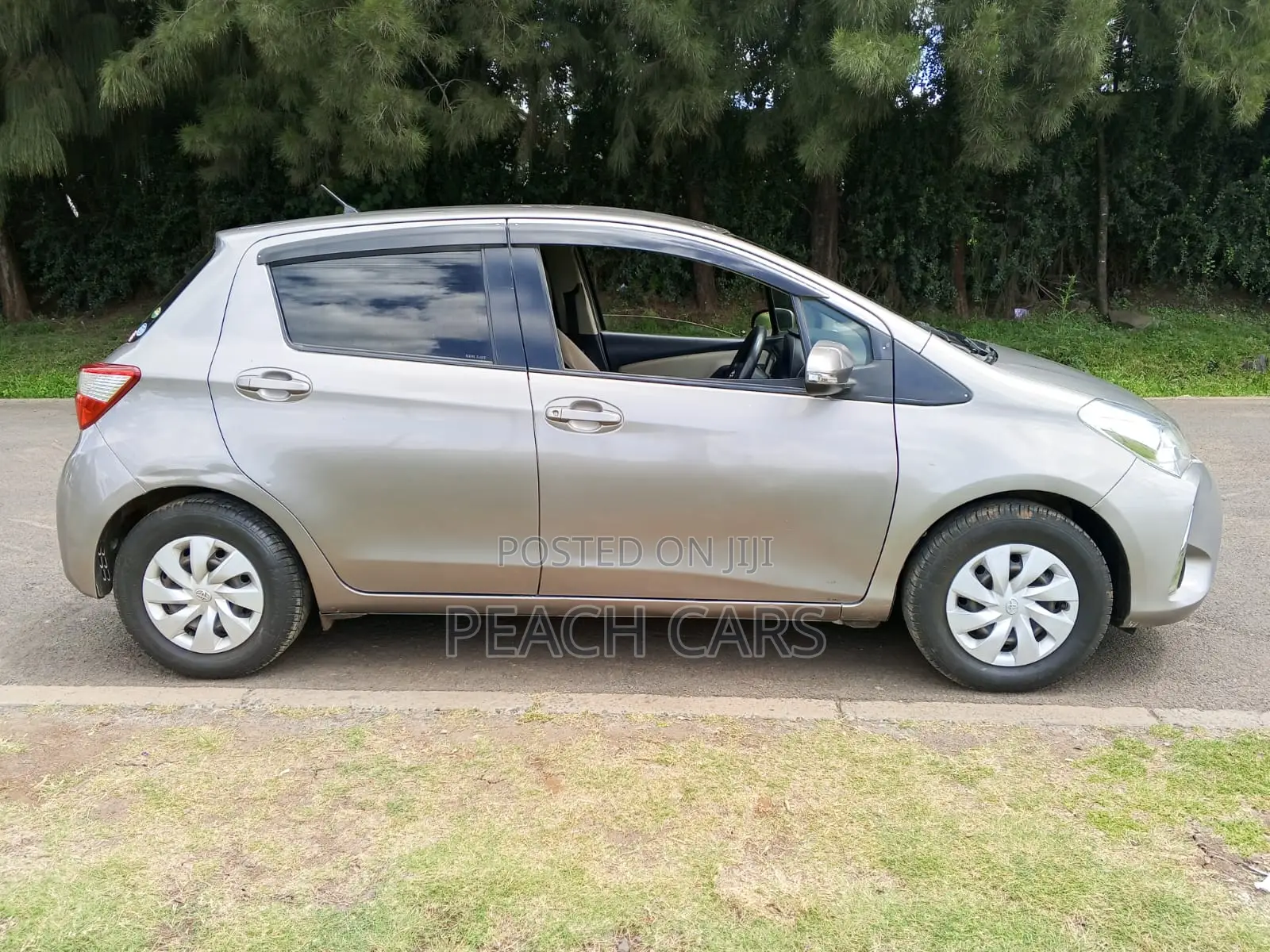 Toyota Vitz 2017 Silver