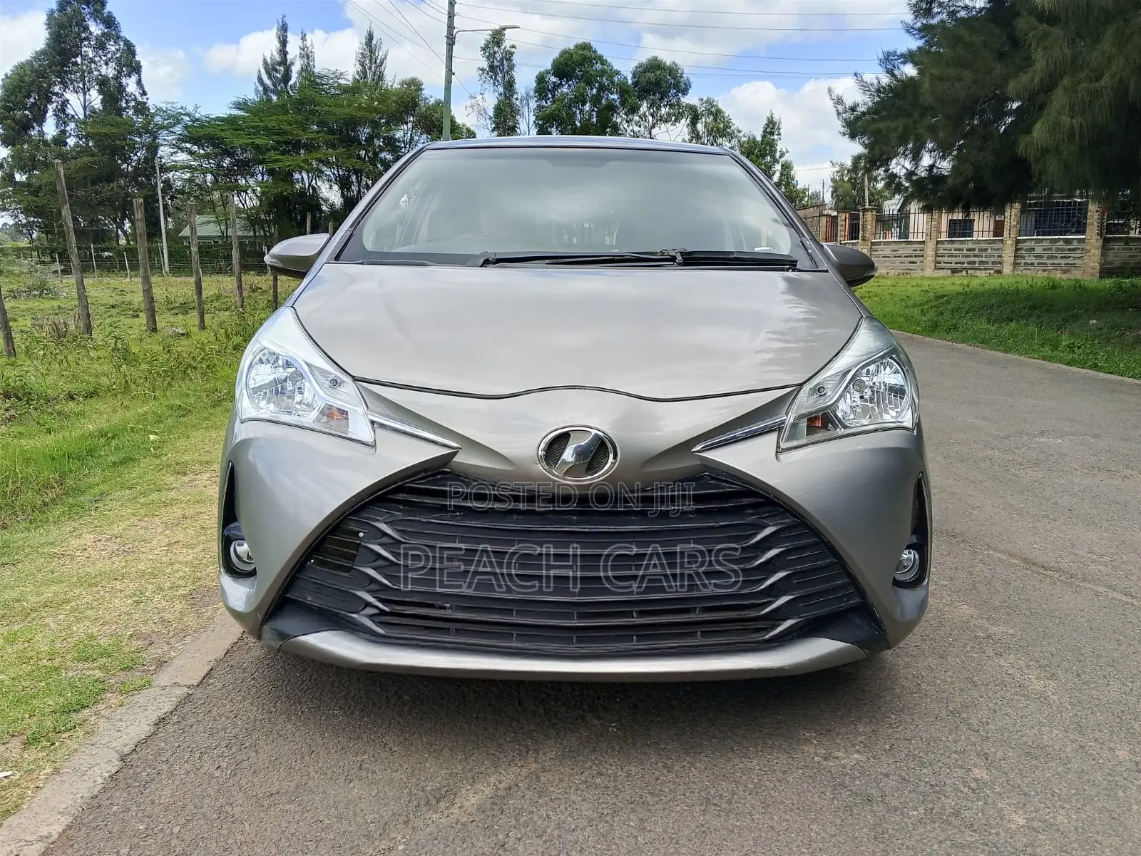 Toyota Vitz 2017 Silver