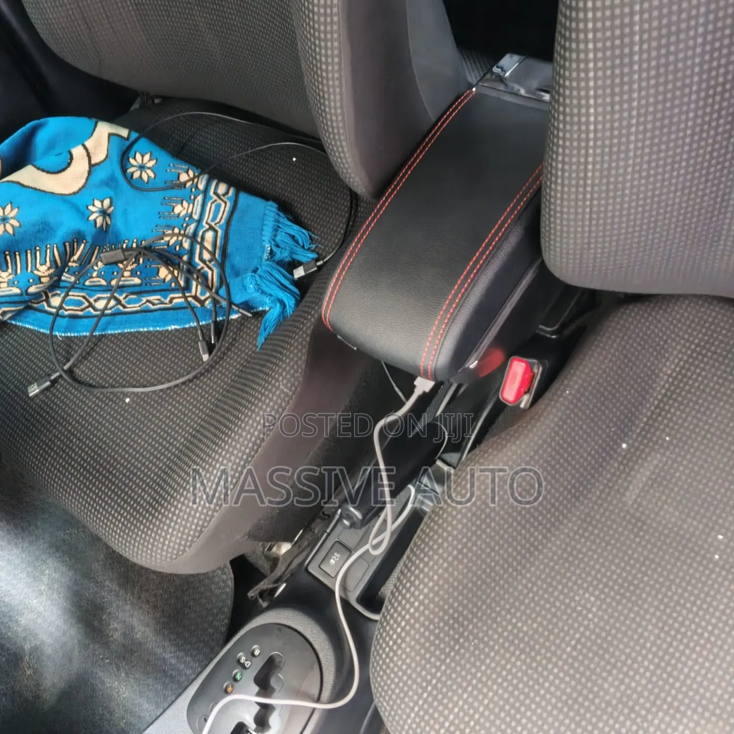 Armrest Console Fitted on Vitz Car/ Vitz Car Armrest Console