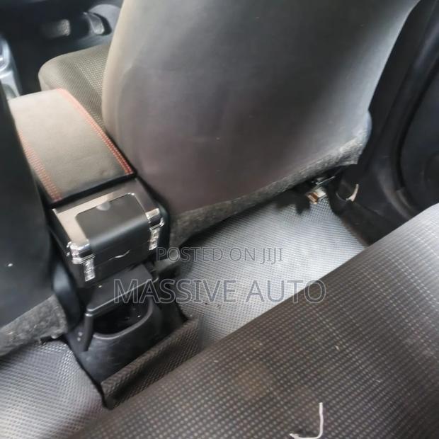 Vitz Car Armrest Console/ Armrest Console Fitted on Vitz