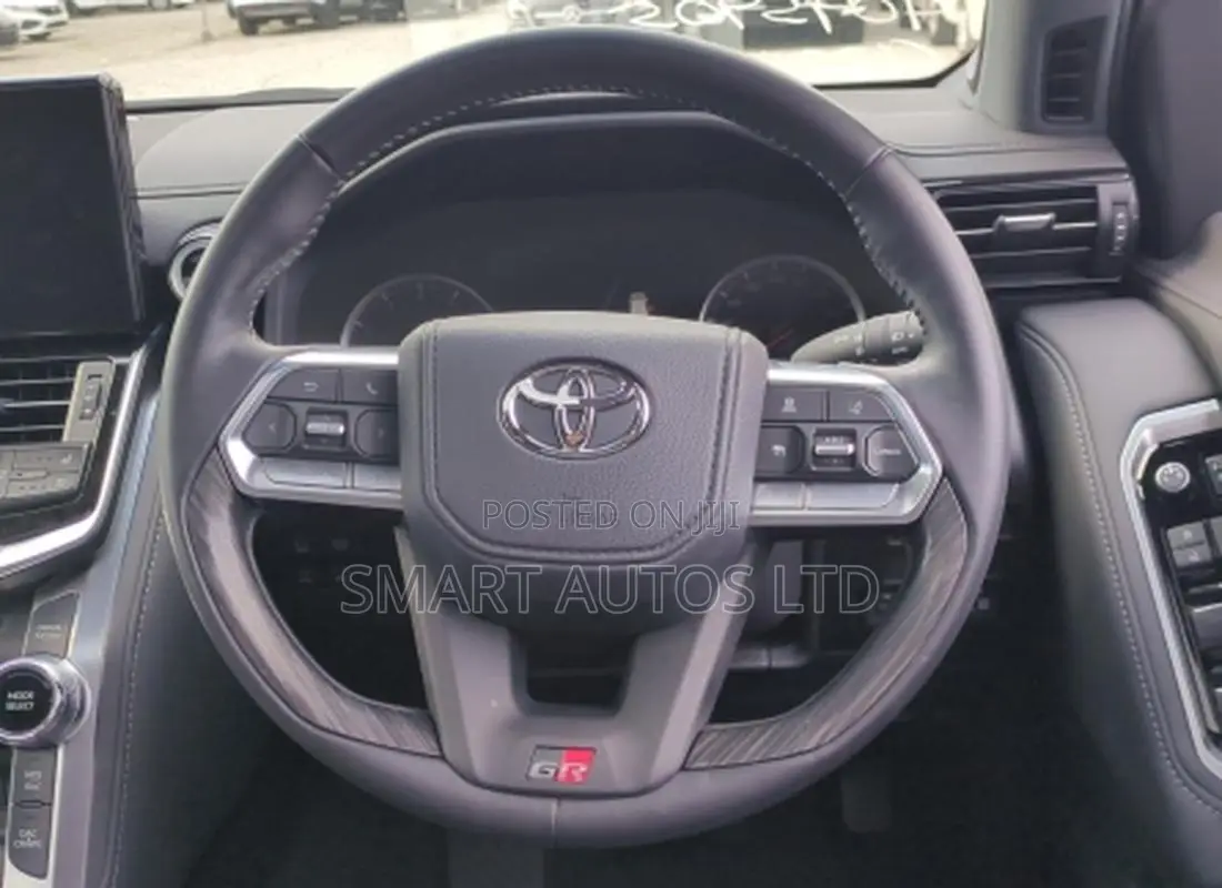 Toyota Land Cruiser LC300 2023 Off white