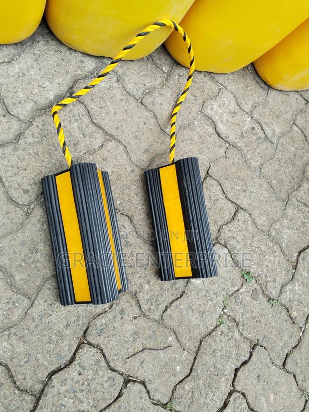 Heavy Duty Rubber Wheel Chocks - thumbnail 2