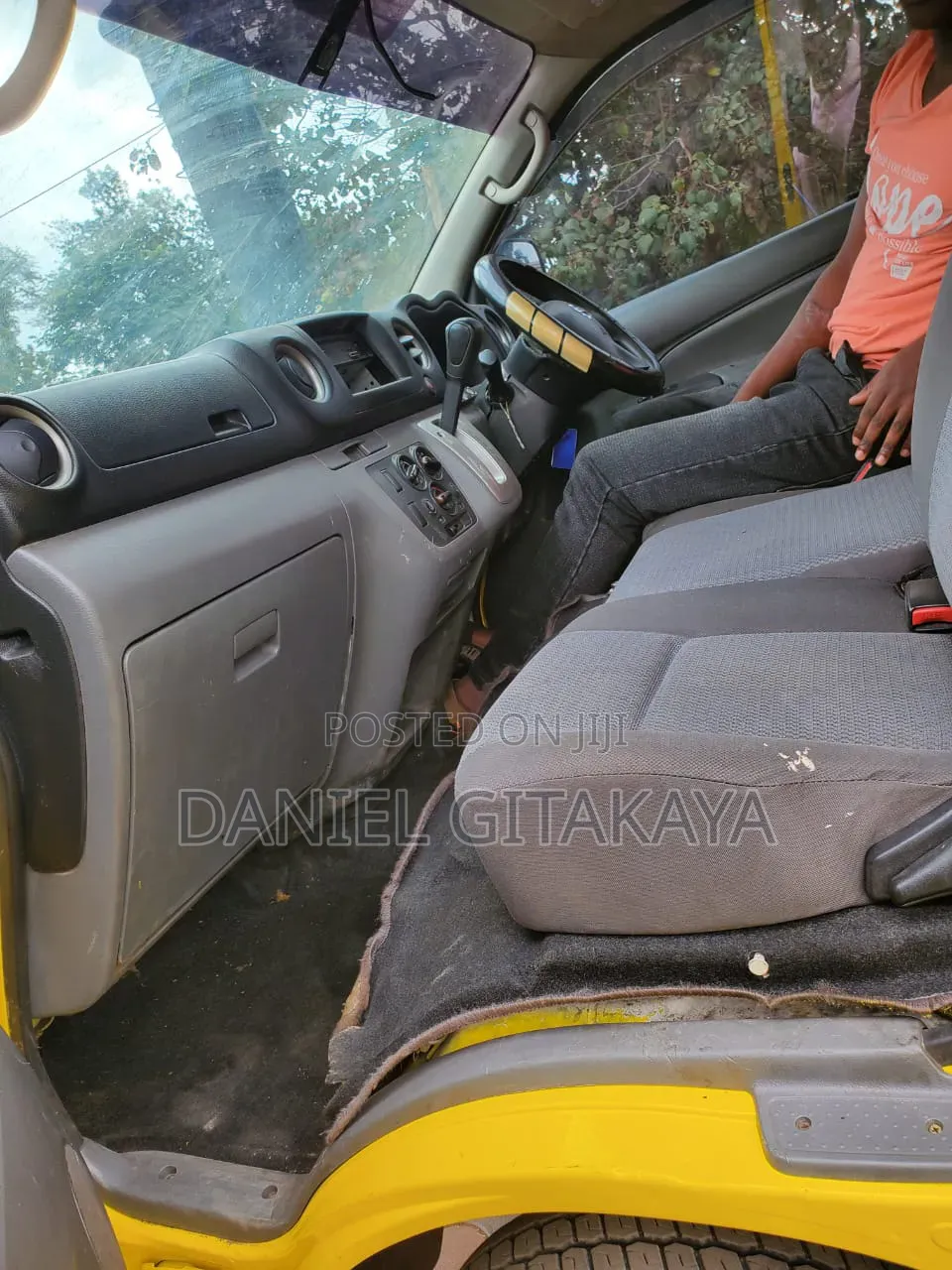 Nissan Caravan (Urvan) 2013 Yellow