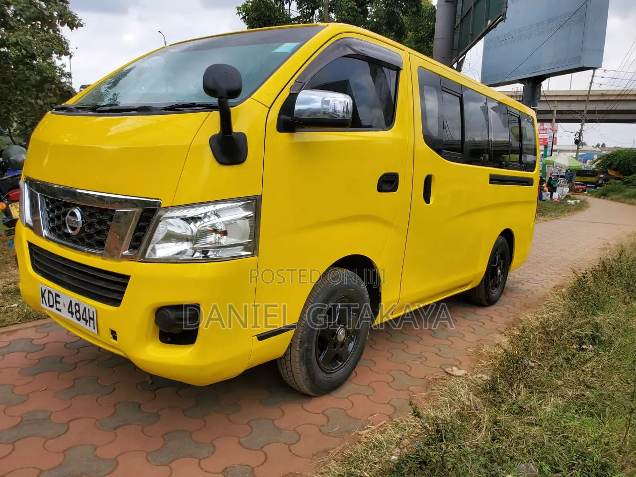 Nissan Caravan (Urvan) 2013 Yellow