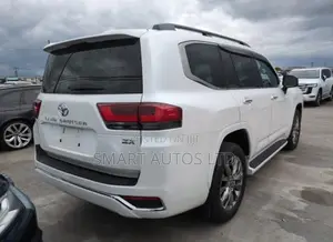 Toyota Land Cruiser LC300 2023 White