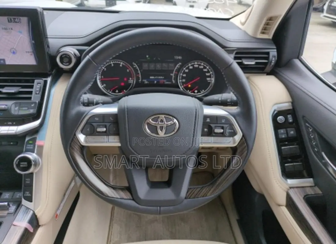 Toyota Land Cruiser LC300 2023 White