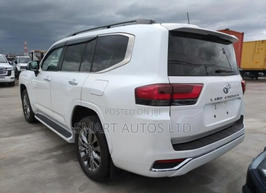 Toyota Land Cruiser LC300 2023 White