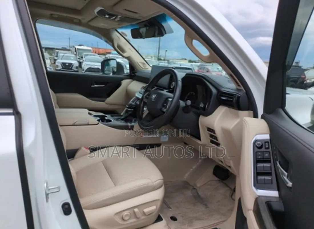 Toyota Land Cruiser LC300 2023 White