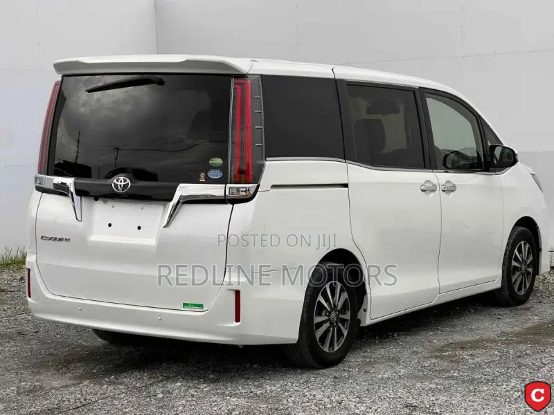 Toyota Esquire 2.0 AWD (7 seater) 2019 Off white