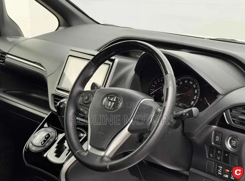 Toyota Esquire 2.0 AWD (7 seater) 2019 Off white