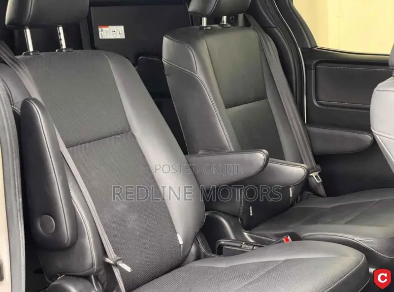 Toyota Esquire 2.0 AWD (7 seater) 2019 Off white