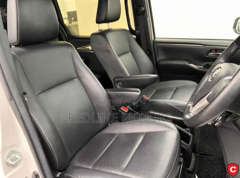 Toyota Esquire 2.0 AWD (7 seater) 2019 Off white