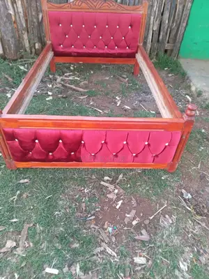 Red Moquette Bed