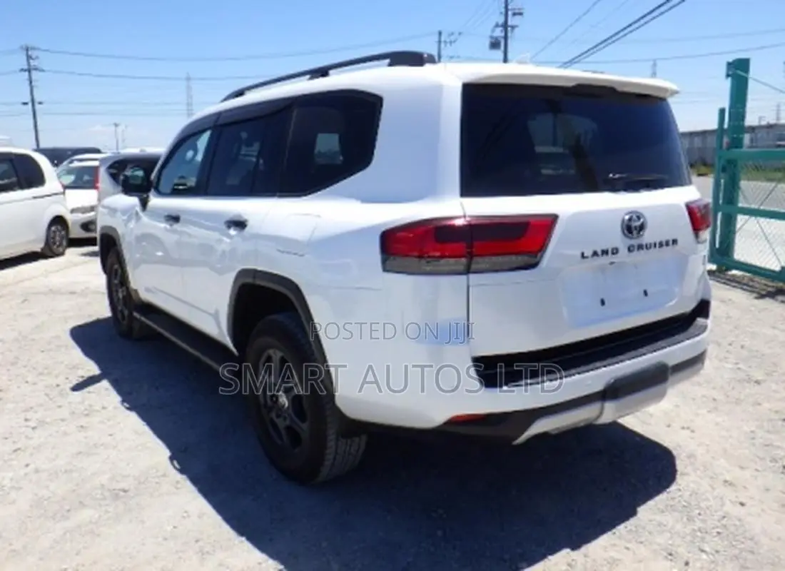 Toyota Land Cruiser LC300 2022 White
