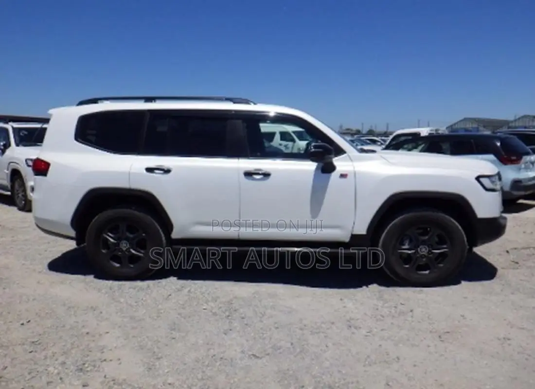 Toyota Land Cruiser LC300 2022 White