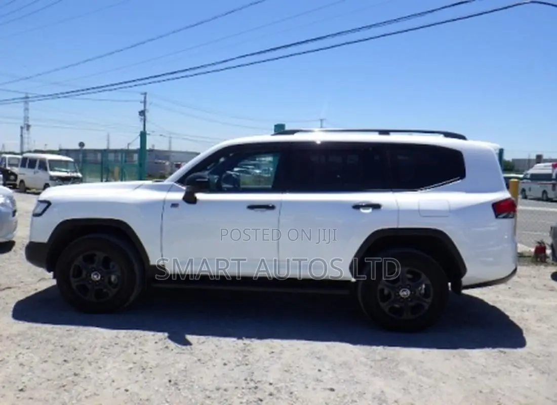 Toyota Land Cruiser LC300 2022 White