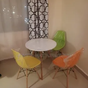 Eames Table+Eames Chairs
