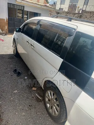 Toyota ISIS 2018 White