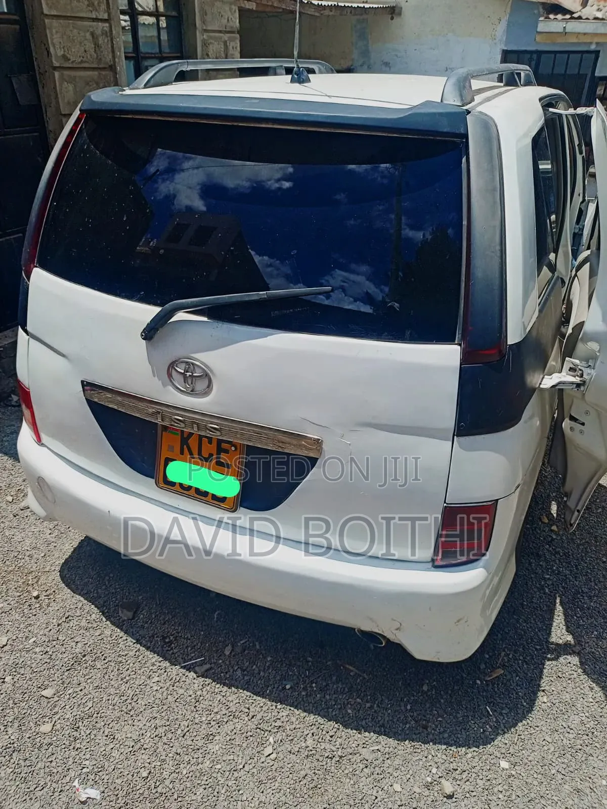Toyota ISIS 2018 White