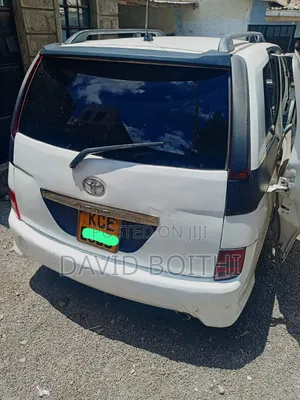 Toyota ISIS 2018 White