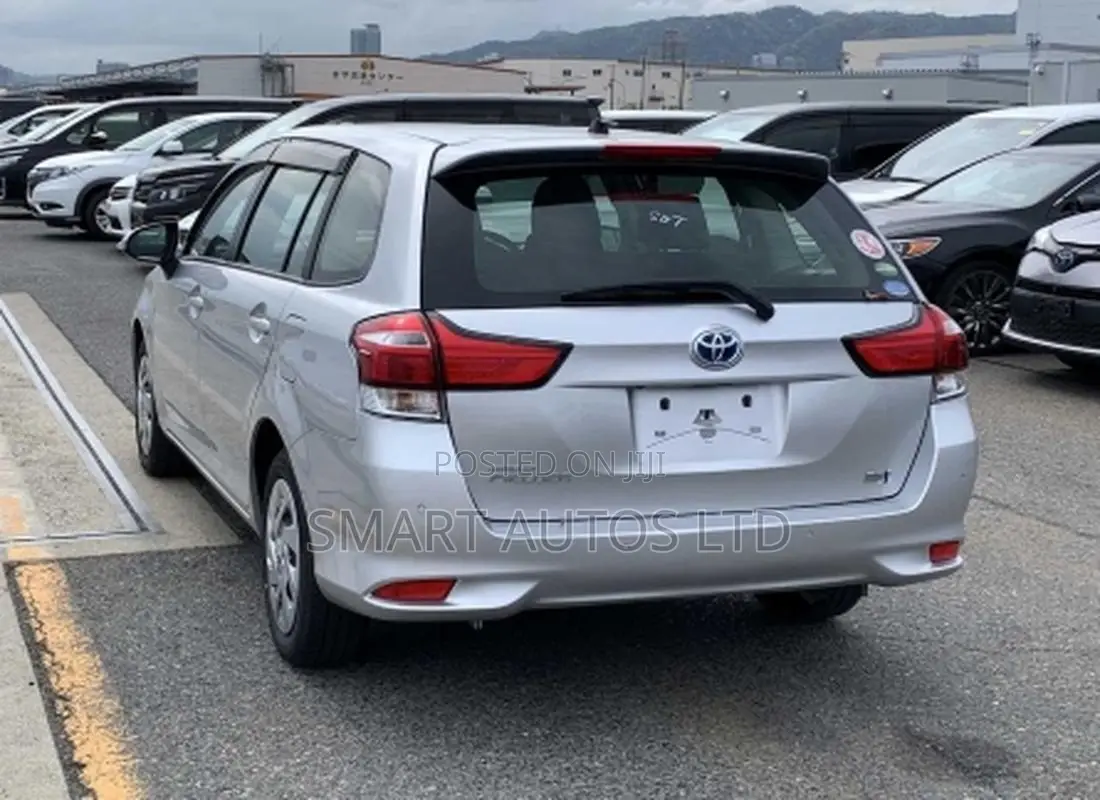Toyota Corolla Fielder 1.5 Hybrid FWD 2021 Silver
